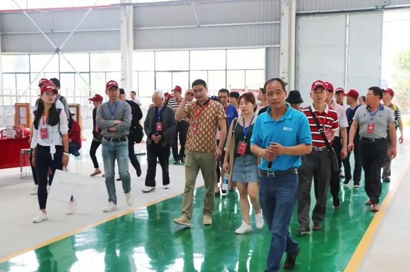 鋁包木門(mén)窗廠區(qū)負(fù)責(zé)人講解生產(chǎn)工藝