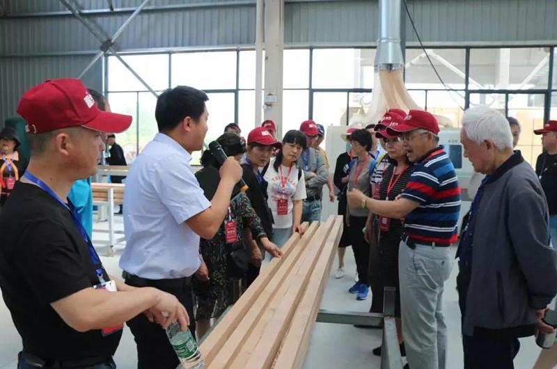 銷(xiāo)售人員詳細(xì)講解鋁包木門(mén)窗