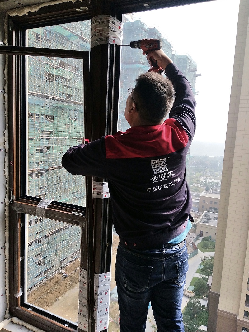 鋁包木門(mén)窗安裝現(xiàn)場(chǎng)